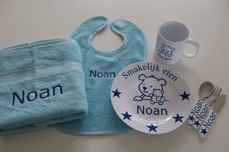 Handdoek met Naam blauw Geborduurd – Luxe Kwaliteit - Gepersonaliseerd Cadeau - In-house Geborduurd