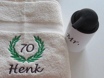 Handdoek met naam en leeftijd in lauwerkrans - Gepersonaliseerd Cadeau - In-house Geborduurd