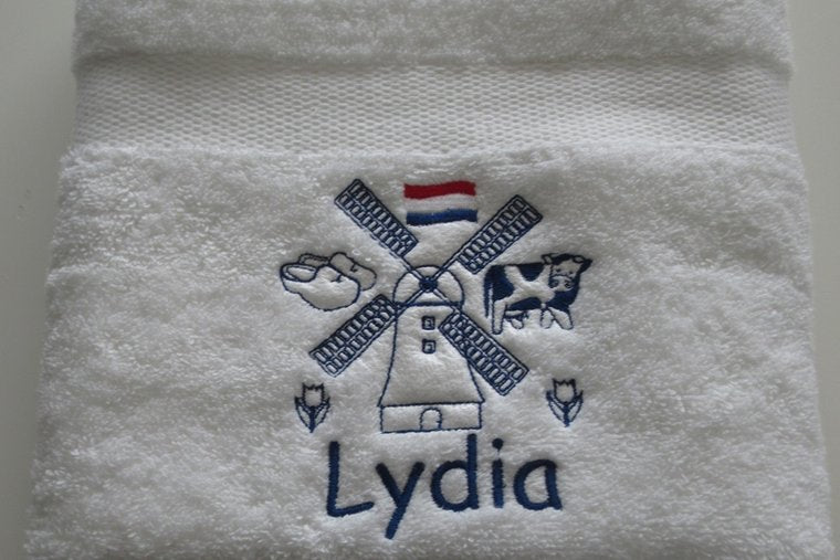 Handdoek met Molen en Naam een Typisch Nederlands Cadeau - Gepersonaliseerd Cadeau - In-house Geborduurd