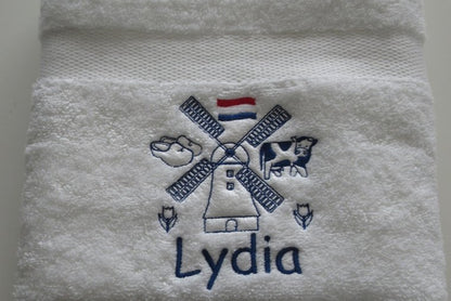 Handdoek met Molen en Naam een Typisch Nederlands Cadeau - Gepersonaliseerd Cadeau - In-house Geborduurd