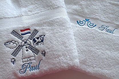 Handdoek met Molen en Naam een Typisch Nederlands Cadeau - Gepersonaliseerd Cadeau - In-house Geborduurd