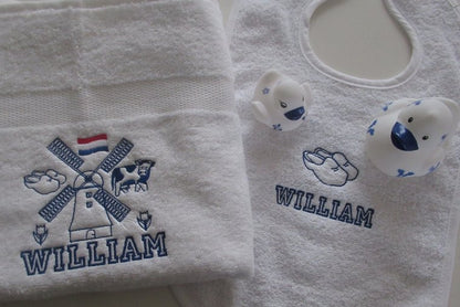 Handdoek met Molen en Naam een Typisch Nederlands Cadeau - Gepersonaliseerd Cadeau - In-house Geborduurd