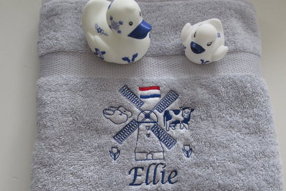 Handdoek met Molen en Naam een Typisch Nederlands Cadeau - Gepersonaliseerd Cadeau - In-house Geborduurd