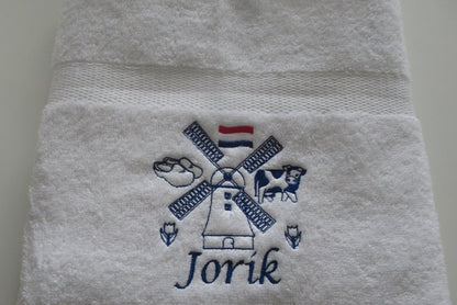 Handdoek met Molen en Naam een Typisch Nederlands Cadeau - Gepersonaliseerd Cadeau - In-house Geborduurd