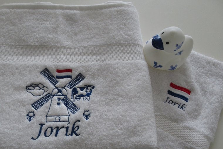 Handdoek met Molen en Naam een Typisch Nederlands Cadeau - Gepersonaliseerd Cadeau - In-house Geborduurd