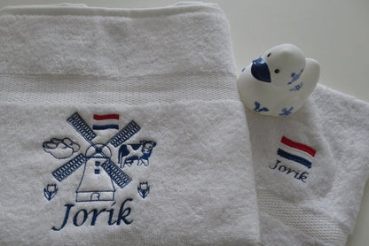 Handdoek met Molen en Naam een Typisch Nederlands Cadeau - Gepersonaliseerd Cadeau - In-house Geborduurd