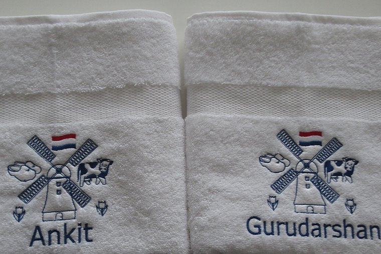 Handdoek met Molen en Naam een Typisch Nederlands Cadeau - Gepersonaliseerd Cadeau - In-house Geborduurd