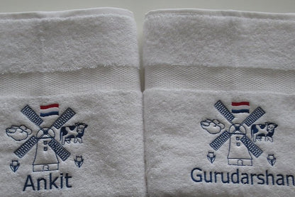 Handdoek met Molen en Naam een Typisch Nederlands Cadeau - Gepersonaliseerd Cadeau - In-house Geborduurd