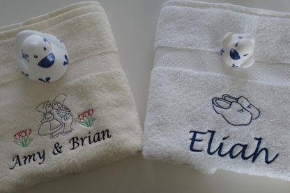 Delfts Blauw Cadeau – Handdoek met Naam en Hollandse Symbolen - Gepersonaliseerd Cadeau - In-house Geborduurd