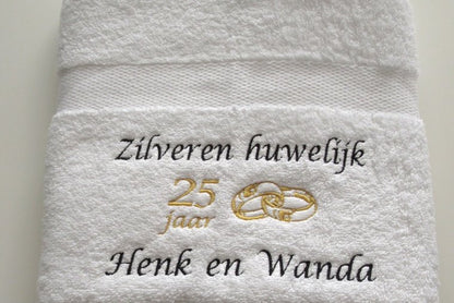 Jubileum cadeau 25 jaar getrouwd - Witte handdoek met zwarte en gouden letters.