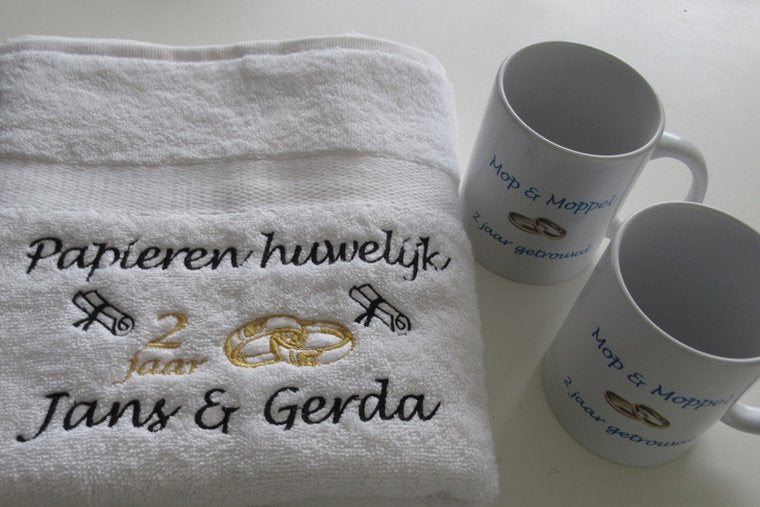 Koffiemok Jubileum met Namen – Gepersonaliseerd Huwelijkscadeau - Gepersonaliseerd Cadeau - In-house Geborduurd