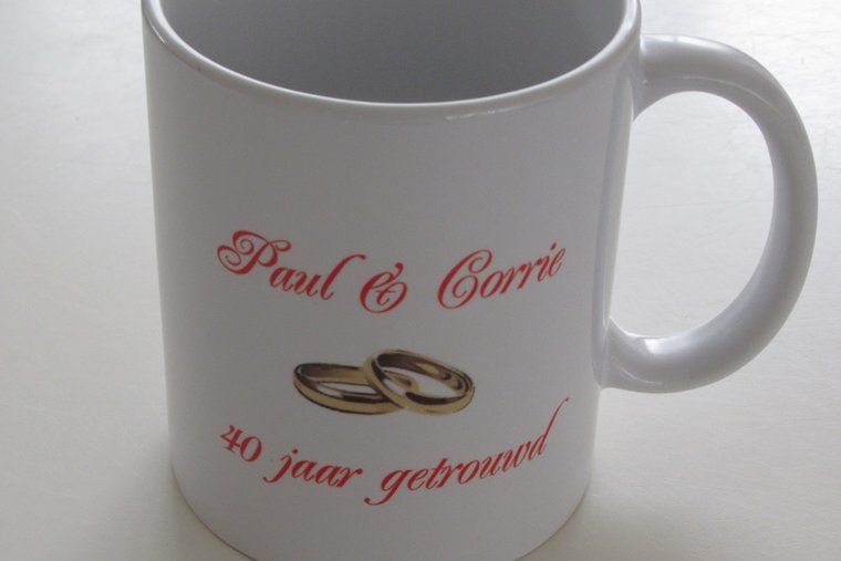 Koffiemok Jubileum met Namen – Gepersonaliseerd Huwelijkscadeau - Gepersonaliseerd Cadeau - In-house Geborduurd