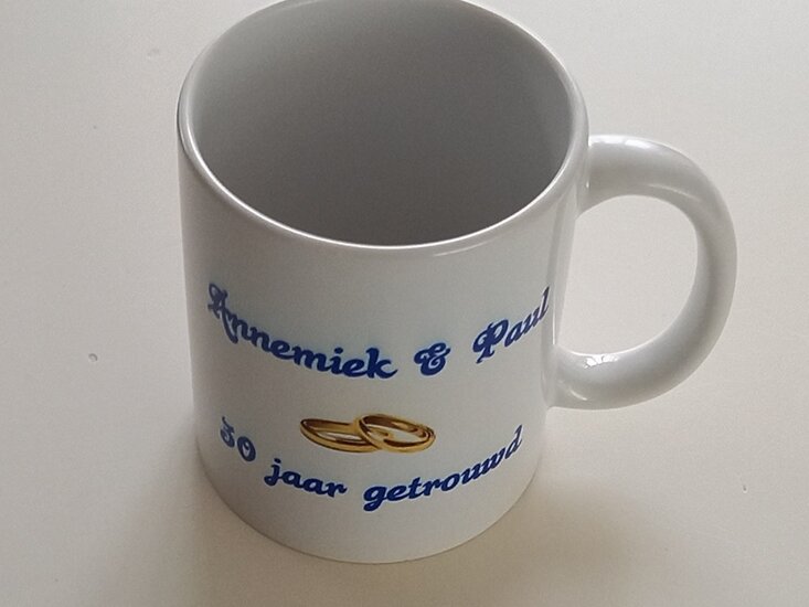 Koffiemok Jubileum met Namen – Gepersonaliseerd Huwelijkscadeau - Gepersonaliseerd Cadeau - In-house Geborduurd