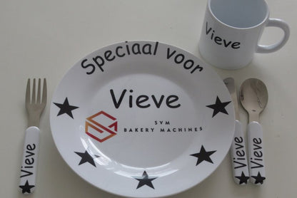 Kinderservies met logo - Gepersonaliseerd Cadeau - In-house Geborduurd
