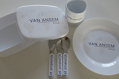 Kinderservies met logo - Gepersonaliseerd Cadeau - In-house Geborduurd