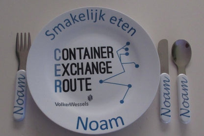 Kinderservies met logo - Gepersonaliseerd Cadeau - In-house Geborduurd