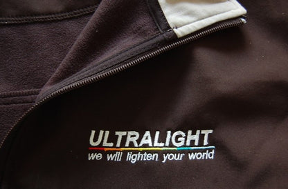 Kleding met logo - Gepersonaliseerd Cadeau - In-house Geborduurd