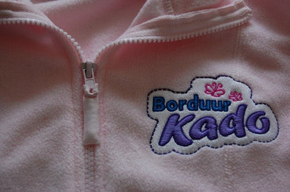 Kleding met logo - Gepersonaliseerd Cadeau - In-house Geborduurd