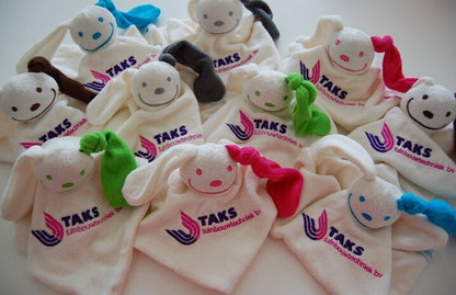 Knuffelpoppetje met Logo - Gepersonaliseerd Cadeau - In-house Geborduurd