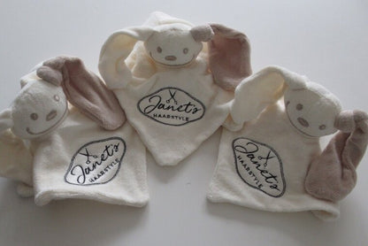 Knuffelpoppetje met Logo - Gepersonaliseerd Cadeau - In-house Geborduurd