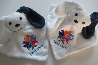Knuffelpoppetje met Logo - Gepersonaliseerd Cadeau - In-house Geborduurd