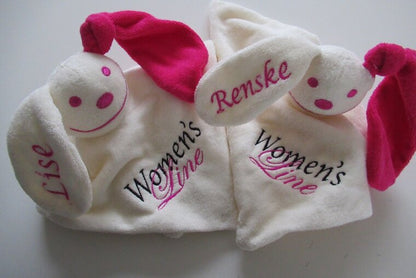 Knuffelpoppetje met Logo - Gepersonaliseerd Cadeau - In-house Geborduurd