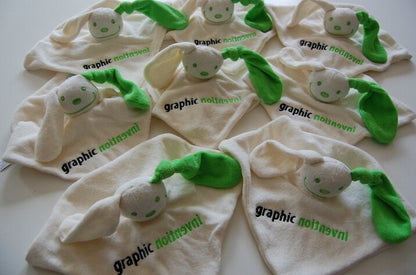Knuffelpoppetje met Logo - Gepersonaliseerd Cadeau - In-house Geborduurd