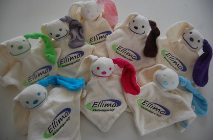 Knuffelpoppetje met Logo - Gepersonaliseerd Cadeau - In-house Geborduurd