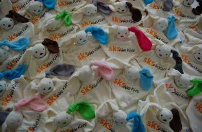 Knuffelpoppetje met Logo - Gepersonaliseerd Cadeau - In-house Geborduurd