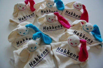 Knuffelpoppetje met Logo - Gepersonaliseerd Cadeau - In-house Geborduurd