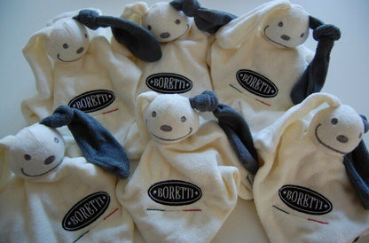 Knuffelpoppetje met Logo - Gepersonaliseerd Cadeau - In-house Geborduurd