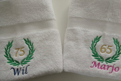 Handdoek met naam en leeftijd in lauwerkrans - Gepersonaliseerd Cadeau - In-house Geborduurd