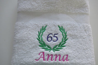 Handdoek met naam en leeftijd in lauwerkrans - Gepersonaliseerd Cadeau - In-house Geborduurd