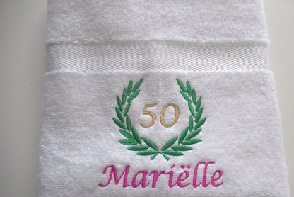 Handdoek met naam en leeftijd in lauwerkrans - Gepersonaliseerd Cadeau - In-house Geborduurd