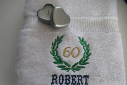 Handdoek met naam en leeftijd in lauwerkrans - Gepersonaliseerd Cadeau - In-house Geborduurd