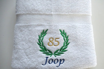 Handdoek met naam en leeftijd in lauwerkrans - Gepersonaliseerd Cadeau - In-house Geborduurd