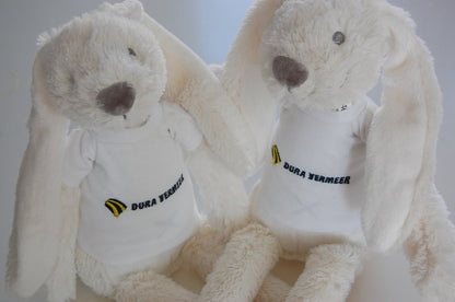 Knuffelkonijn Rabbit Richie met logo - ook voor particulieren