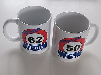 Koffiemok met Verkeersbord Naam en Leeftijd – Abraham Sarah - Gepersonaliseerd Cadeau - In-house Geborduurd
