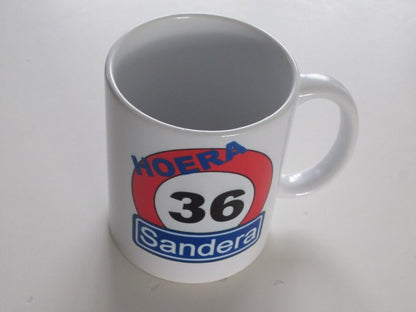 Koffiemok met Verkeersbord Naam en Leeftijd – Abraham Sarah - Gepersonaliseerd Cadeau - In-house Geborduurd