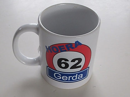 Koffiemok met Verkeersbord Naam en Leeftijd – Abraham Sarah - Gepersonaliseerd Cadeau - In-house Geborduurd