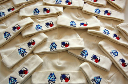 Babymuts met logo - Gepersonaliseerd Cadeau - In-house Geborduurd
