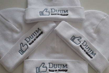 Babymuts met logo - Gepersonaliseerd Cadeau - In-house Geborduurd