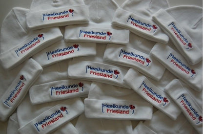 Babymuts met logo - Gepersonaliseerd Cadeau - In-house Geborduurd
