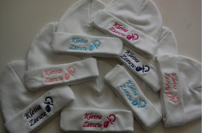 Babymuts met logo - Gepersonaliseerd Cadeau - In-house Geborduurd