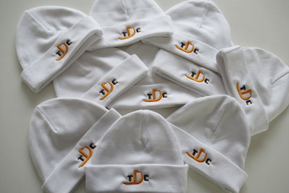 Babymuts met logo - Gepersonaliseerd Cadeau - In-house Geborduurd