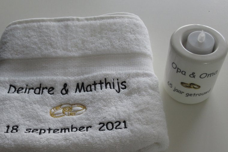 Geef een origineel huwelijkscadeau aan je dochter. Mooie handdoek met ringen! €15.99