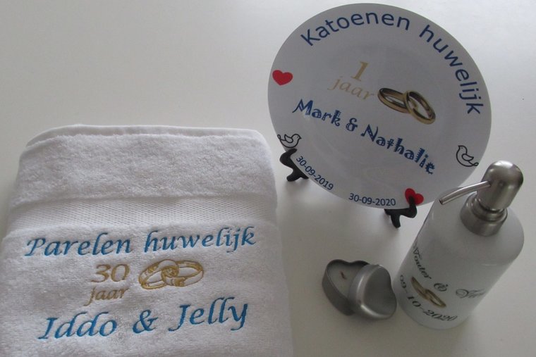 Parelen huwelijk cadeau | 30 jaar getrouwd | Geborduurd met gouden ringen en naam
