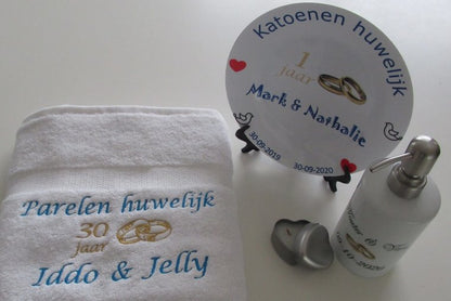 Parelen huwelijk cadeau | 30 jaar getrouwd | Geborduurd met gouden ringen en naam