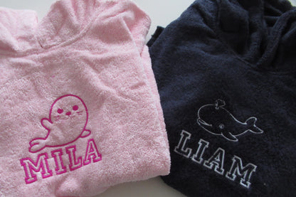Badponcho met Naam - Kinderponcho Strand & Zwembad - Gepersonaliseerd Cadeau - In-house Geborduurd