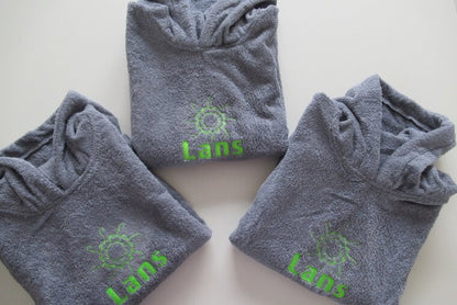 Kinderponcho met logo - Gepersonaliseerd Cadeau - In-house Geborduurd